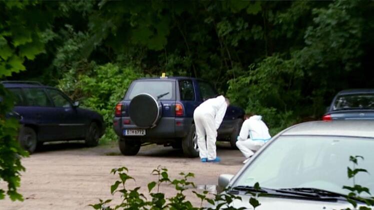 Spielszenen zeigen auch die Arbeit der Ermittlerinnen und Ermittler.