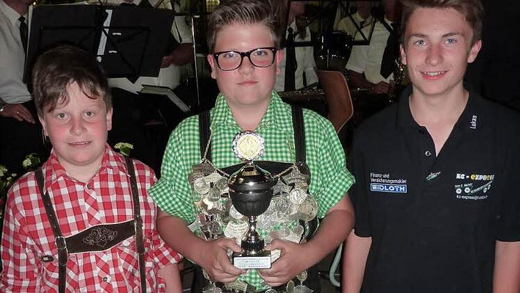 Stockheimer Jungschützenkönig wurde Tristan Martin. Im Bild (von links): Zweiter Ritter Jonas Schülner, Tristan Martin und Erster Ritter Lukas Eisenbeiß.