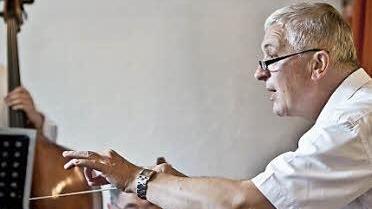 Umsichtiger Dirigent: Norbert Luche leitet seit 1982 den Musizierkreis. Foto: Jochen Berger