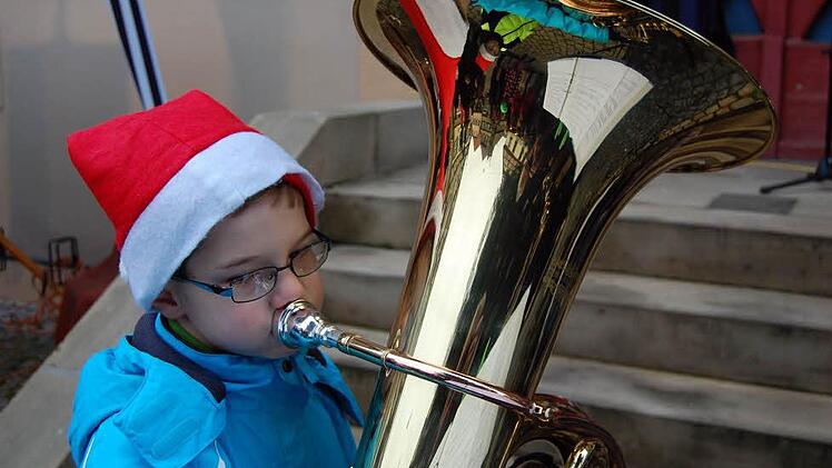 Ralf (9) aus Kümmersreuth blies in die Tuba beim Konzert der Bläserklasse der Ivo-Hennemann-Schule. Foto: A.Welz