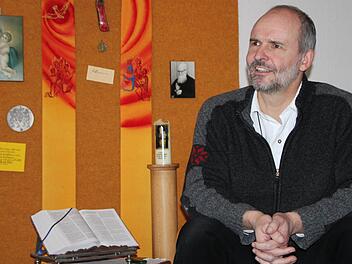 Pfarrer Armin Haas, Leiter der Pfarreiengemeinschaft Oberleichtersbach-Schondra, in seinem Gebetszimmer. Foto: Ulrike Müller