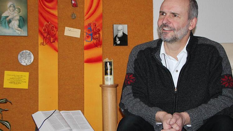 Pfarrer Armin Haas, Leiter der Pfarreiengemeinschaft Oberleichtersbach-Schondra, in seinem Gebetszimmer. Foto: Ulrike Müller