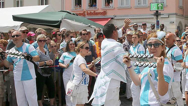 Impressionen vom Samba-Umzug 2015. Foto: Albert Höchstädter