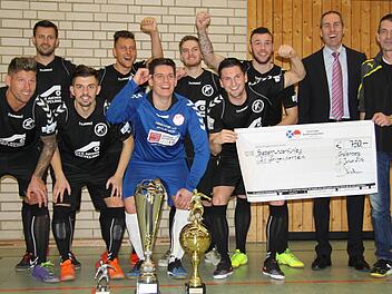 Das Siegerteam des SV Seligenporten nach dem 3:2-Finalerfolg gegen den 1. FC Nürnberg II mit Bernd Hartmann von den Vereinigten Raiffeisenbanken (2.v.r.) und Frank Bader (r.) vom TSV Gräfenberg.  Fotos: Uwe Kellner