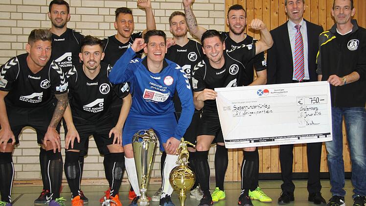 Das Siegerteam des SV Seligenporten nach dem 3:2-Finalerfolg gegen den 1. FC Nürnberg II mit Bernd Hartmann von den Vereinigten Raiffeisenbanken (2.v.r.) und Frank Bader (r.) vom TSV Gräfenberg.  Fotos: Uwe Kellner