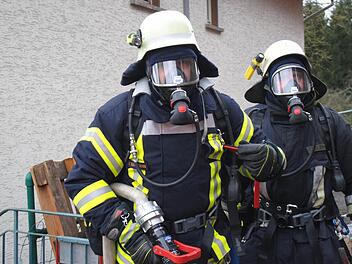 Atemschutzträger der Feuerwehr suchten das Innere ab und stießen im Obergeschoss auf den leblosen Bewohner. Foto: Evelyn Schneider