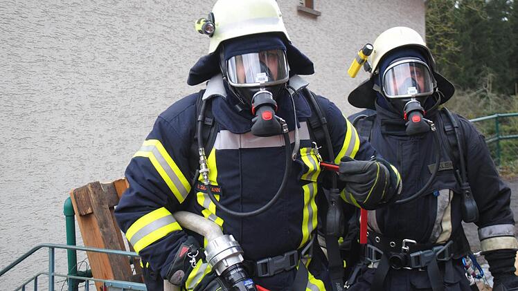 Atemschutzträger der Feuerwehr suchten das Innere ab und stießen im Obergeschoss auf den leblosen Bewohner. Foto: Evelyn Schneider