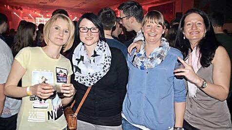 Sie kommen schon seit 14 Jahren in die Rhönfesthalle, die vier Freundinnen Lisa Kriener (von links), Caro Hannemann, Melanie Rüttiger und Susi Voll. Ihnen gefällt besonders das altersgemischte Publikum.