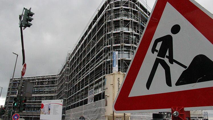 Das Atrium im Neubau des Landratsamts Erlangen-Höchstadt machte beim Richtfest Eindruck. Rund 40 Millionen Euro soll der Bau kosten. Foto: Christian Bauriedel