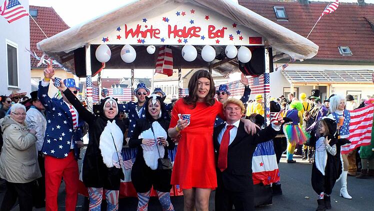 In der "White-House-Bar" sah man auch Donald Trump mit Gattin.