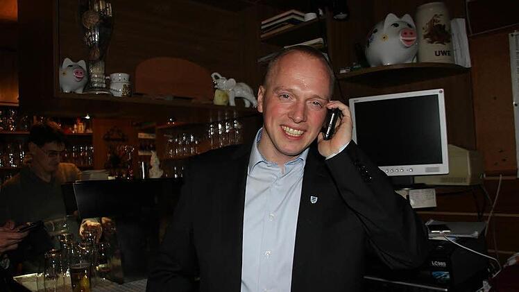 Thomas Löffler nimmt die ersten Gratulationen am Handy entgegen. Foto: Veronika Schadeck