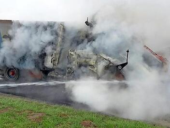 Überall Rauch: Der Futtermischwagen wurde ein Raub der Flammen. Das landwirtschaftliche Gerät brannte komplett aus.  Foto: Christian Licha