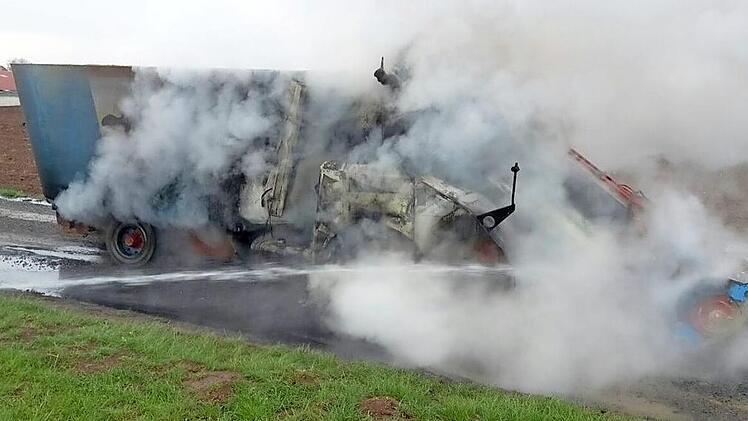 Überall Rauch: Der Futtermischwagen wurde ein Raub der Flammen. Das landwirtschaftliche Gerät brannte komplett aus.  Foto: Christian Licha