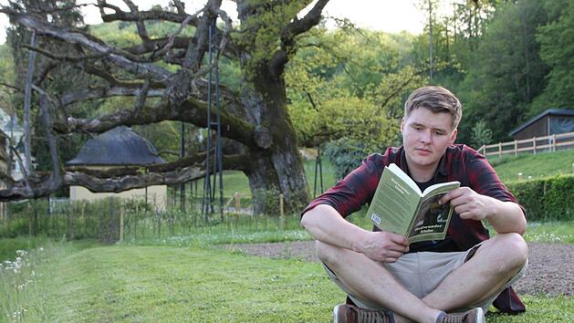 Lekt&uuml;re am historischen Ort: Jonathan Kirchner an der K&ouml;nig-Ludwig-Eiche im Staatsbad Br&uuml;ckenau. Foto: Ulrike M&uuml;ller