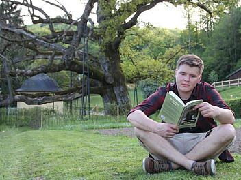 Lektüre am historischen Ort: Jonathan Kirchner an der König-Ludwig-Eiche im Staatsbad Brückenau. Foto: Ulrike Müller