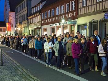 Nach der Messe zum Fest Mariä Geburt in der Ritterkapelle, bei der auch der neue Kaplan Nicolas Kehl eingeführt wurde, zogen die Gläubigen unter der musikalischen Begleitung der Stadtkapelle Haßfurt mit der Pieta durch die Stadt zum Pfarrgarten.  Fotos: Ulrike Langer