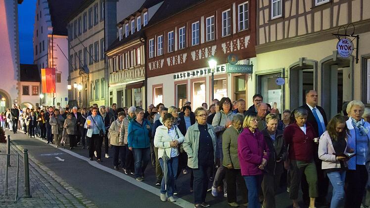 Nach der Messe zum Fest Mariä Geburt in der Ritterkapelle, bei der auch der neue Kaplan Nicolas Kehl eingeführt wurde, zogen die Gläubigen unter der musikalischen Begleitung der Stadtkapelle Haßfurt mit der Pieta durch die Stadt zum Pfarrgarten.  Fotos: Ulrike Langer