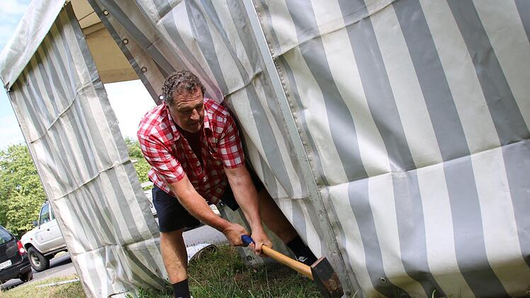 Manfred Mrozek legt beim Zeltaufbau Hand an. Foto: Teresa Hirschberg