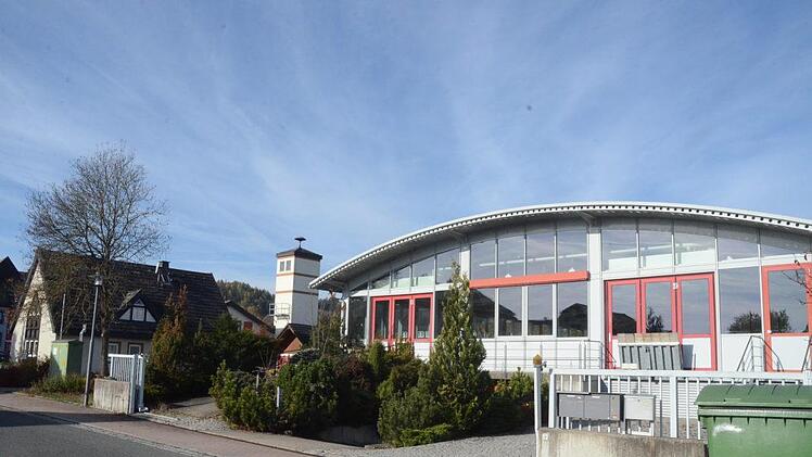 Die ehemalige Lagerhalle Scholz (rechts) bietet sich optimal als Erweiterung zum Feuerwehrhaus und Schulungsraum (links) der FF Stockheim an. Der Gemeinderat stimmte einen Innenausbau der neuen Halle zu.  K.- H. Hofmann