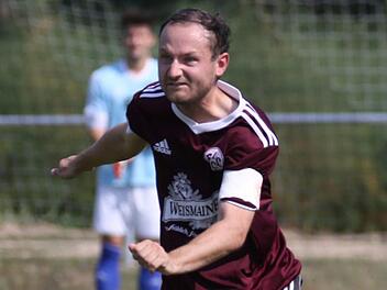 Die Lichtenfelser um Kapit&auml;n Pascal Scholz standen gut in der Abwehr und setzen in der Offensive gef&auml;hrliche Nadelstiche.  Foto: Hans Will