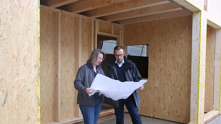 Angrenzend an den großen Saal werden auch eine Küche und ein Thekenbereich geschaffen. Unser Bild zeigt Architektin Annette Putz vom Hollfelder Büro Schwarzmann mit Bürgermeister Andreas Pöhner bei einer Baustellenbesichtigung.