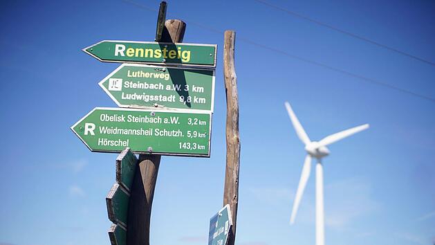 Diesen Weg auf den Höhen ist er noch nie gegangen: Der FT-Reporter wandert von Teuschnitz über den Rennsteig nach Steinbach am Wald. Foto: Bastian Sünkel
