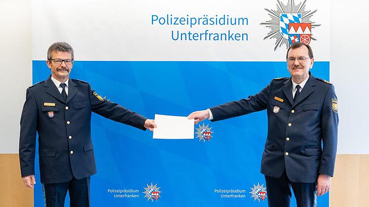 Unterfrankens Polizeipräsident Gerhard Kallert (rechts) verabschiedete den Leiter der Polizeiinspektion Bad Neustadt, Georg Bieberich (links).