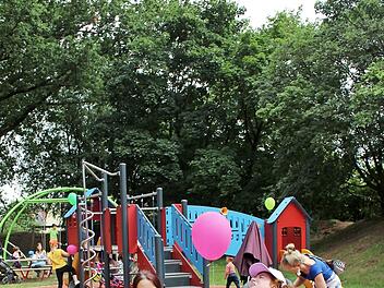 Mit dem Rollstuhl ebenerdig ins Karussell: Auf Hirschaids neuem inklusiven Spielplatz in der Regnitzau können alle Kinder, auch solche mit Handicaps, Spiel und Spaß erleben.