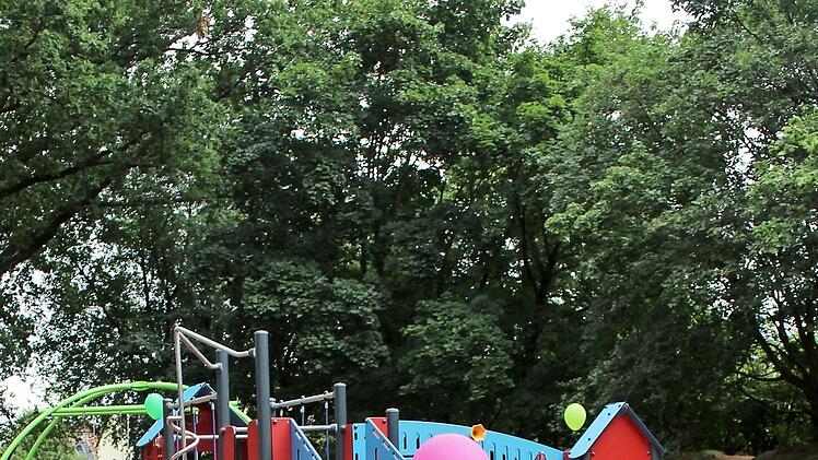 Mit dem Rollstuhl ebenerdig ins Karussell: Auf Hirschaids neuem inklusiven Spielplatz in der Regnitzau können alle Kinder, auch solche mit Handicaps, Spiel und Spaß erleben.