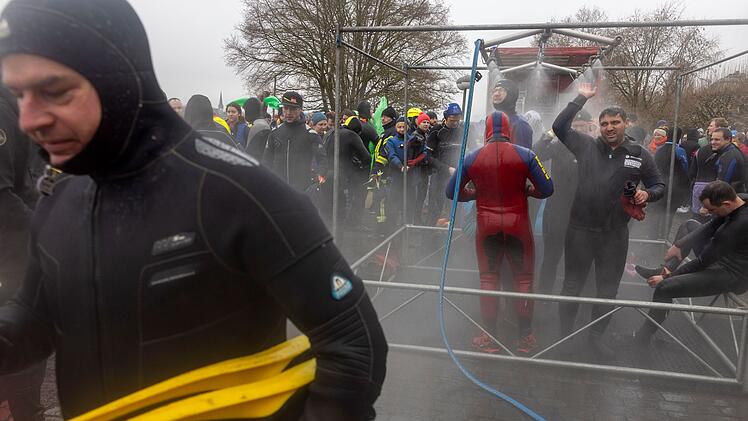 Feuerwehrleute trotzen kaltem Fluss: Silvester-Aktion mit besonderem Zweck