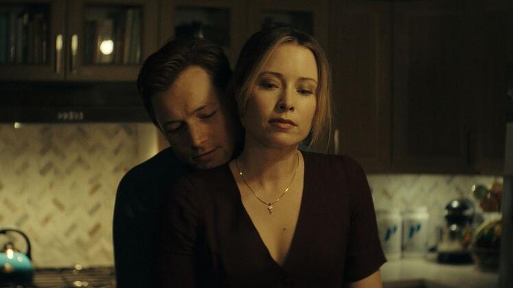 Dave Gudsen (Taron Egerton) will seiner Frau Ashley (Hannah Emily Anderson) beweisen, was für ein toller Typ er ist.