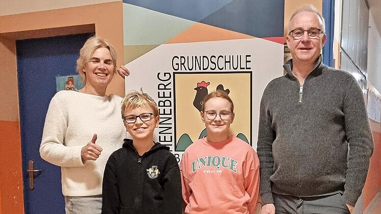 Konrektorin Gunhild Seitz (links) und Rektor Bernd Czelustek (rechts) gratulieren den Schulsiegern der Mathemeisterschaft, Luca Schott und Thea Mikec.