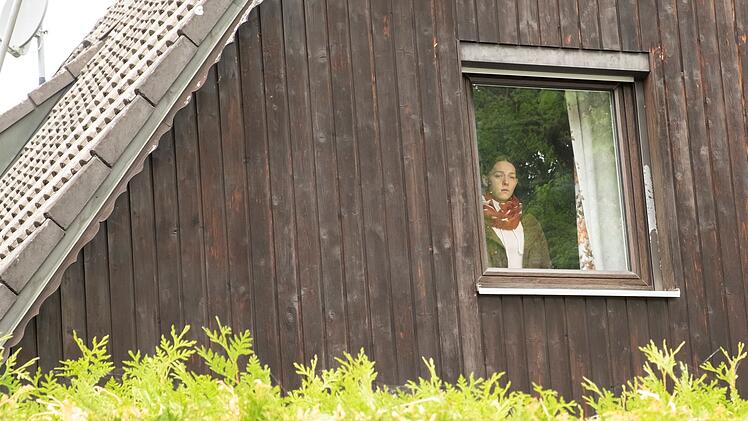 Wer ist die junge Frau (Anna Wagner), die heimlich im leerstehenden Nachbarhaus der Kesslers wohnt und deren Haus beobachtet?