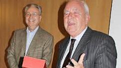 Zum Abschied gab's einen Frankenwein für ruhige Stunden. "Die hab' ich in 35 Minuten, wenn ich daheim bin und mich nicht mehr auf Ebern vorbereiten muss", sagte Haack.