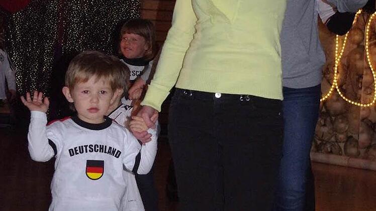 Die jüngsten Mitwirkenden des Nachmittags waren die Jungen und Mädchen des Mutter-Kind-Turnens. Mit ihren Eltern und ihrer Leiterin Birgit Wich sangen und tanzten sie zu Mitmachliedern.