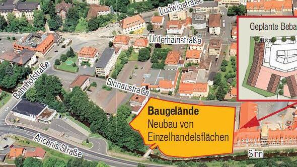 Zwischen Sinn (unten), Sinnaustraße (Mitte), Stadtwerke/Firma Knüttel (rechts) und Sinnau-Parkplatz (links) soll das neue Einkaufszentrum mit rund 2000 Quadratmetern Verkuafsfläche entstehen.
