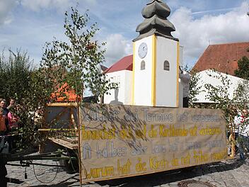 Dass die Kirchturmuhr ein halbes Jahr lang kaputt war, nahmen die Kerwaburschen ebenfalls aufs Korn. Fotos: Sonja Werner