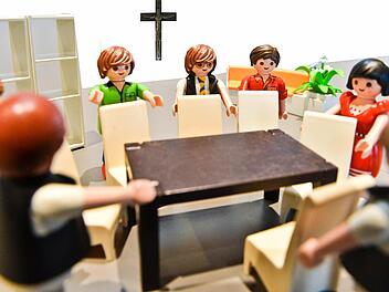 In Ebermannstadt wird vor jeder Stadtratssitzung gebetet. Anlässlich des 40. Geburtstag von Playmobil wurde die Szene mit den bunten Männchennachgestellt. Foto/Grafik: Michael Karg