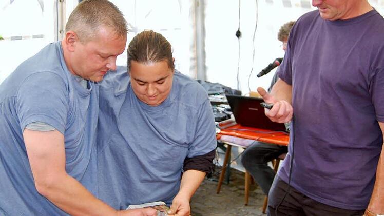 Teamarbeit in einem T-Shirt. Da geht das Päckchenpacken viel schwerer als sonst. Fotos: Sigismund von Dobschütz