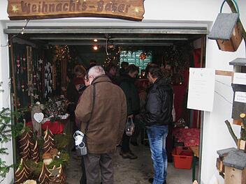 Der Obst- und Gartenbauverein Euerdorf erzielte 800 Euro beim Weihnachtsbasar, die er für die DKMS spendete. Foto: Bauer