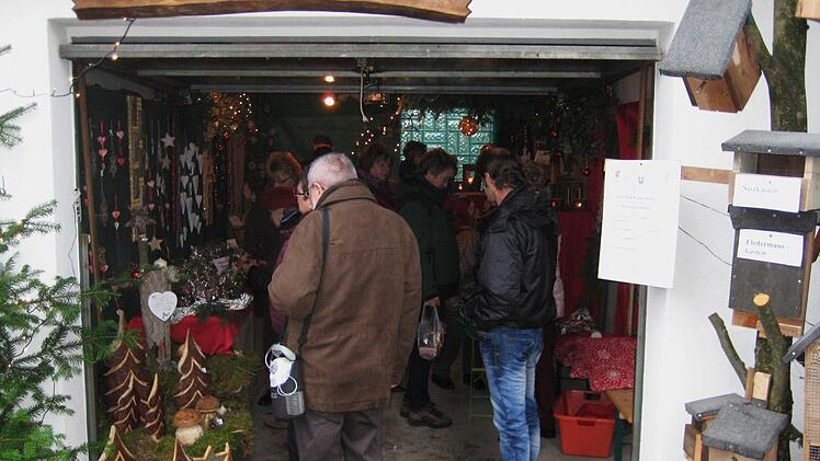 Der Obst- und Gartenbauverein Euerdorf erzielte 800 Euro beim Weihnachtsbasar, die er für die DKMS spendete. Foto: Bauer