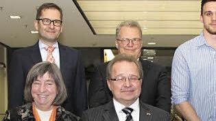 Preisträger und Sponsoren (von links): Stefan Gronbach (Marketing-Vorstand), Helga Brachmann, Michael Eckelt, Walter Luft, Jan Düerkop, Claudia Leisenheimer, Wolfgang Weiler (Sprecher der HUK-Vorstände). Foto: HUK Coburg