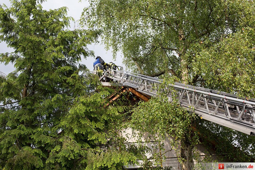 Unwetter in Mittelfranken: Überschwemmung, Blitzschlag, Straßenschäden