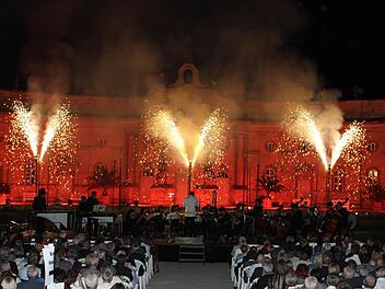 Der Marstall von Schloss Weissenstein bildete die Kulisse für ein großes Feuerwerk. Foto: Evi Seeger