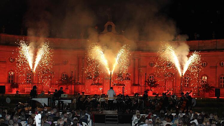 Der Marstall von Schloss Weissenstein bildete die Kulisse für ein großes Feuerwerk. Foto: Evi Seeger