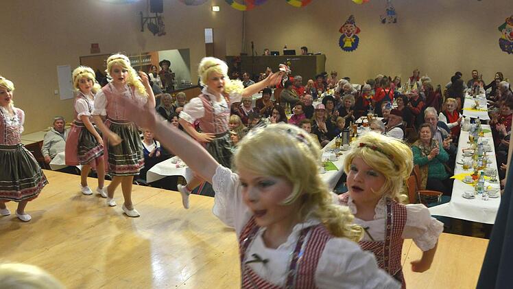 Vier verschiedene Garden hatte die Fidelia bei der Seniorensitzung zu bieten.  Foto: Peter Rauch