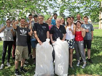 Gruppenfoto mit dem aktuellen Betreuerteam der Pfarrjugend, dem Stammtischvorsitzenden Jürgen Scheppe (links) sowie Kassier Horst Lengenfelder (rechts) mit den beiden neuen Zelten in den Säcken Foto: M. Erlwein
