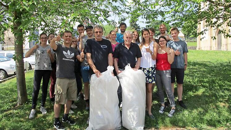 Gruppenfoto mit dem aktuellen Betreuerteam der Pfarrjugend, dem Stammtischvorsitzenden Jürgen Scheppe (links) sowie Kassier Horst Lengenfelder (rechts) mit den beiden neuen Zelten in den Säcken Foto: M. Erlwein