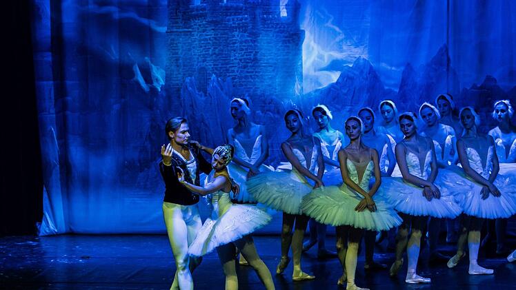 Märchen-Ballett mit Happy End: Tschaikowskys "Schwanensee, getanzt vom Russischen Staatsballett, beeindruckte die Besucher im Kongresshaus.Foto: Jochen Berger