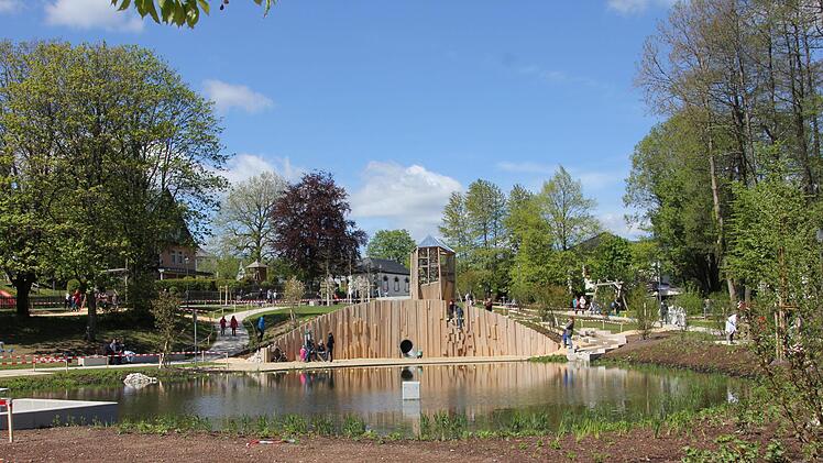 Der neue Kinderspielplatz mit seinem Kletterturm gehört ab nun zu den Attraktionen Teuschnitz'. Foto: Veronika Schadeck